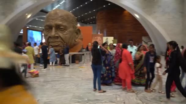 Narmada Gujarat インド March 2022 インドの独立指導者サルダール ヴァルバプーバイ パテルに捧げられた世界で最も高い像 統一の像 内の博物館やギャラリーの観光客 — ストック動画