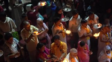 VRINDAVAN, INDIA 01 Eylül 2022: Hindu halkı Vrindavan 'da Yamuna Aarti ayinini gerçekleştirir. Ateş puja, Yamuna nehrinin kıyısındaki Ghat 'ta yapılan bir Hindu ayinidir.