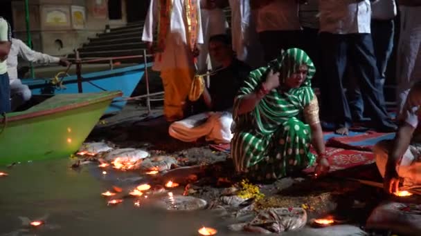 Vrindavan Indien September 2022 Hindu Folk Utför Yamuna Aarti Ritual — Stockvideo