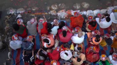 VRINDAVAN, INDIA 01 Eylül 2022: Hindu halkı Vrindavan 'da Yamuna Aarti ayinini gerçekleştirir. Ateş puja, Yamuna nehrinin kıyısındaki Ghat 'ta yapılan bir Hindu ayinidir.