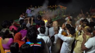 VRINDAVAN, INDIA 01 Eylül 2022: Hindu halkı Vrindavan 'da Yamuna Aarti ayinini gerçekleştirir. Ateş puja, Yamuna nehrinin kıyısındaki Ghat 'ta yapılan bir Hindu ayinidir.