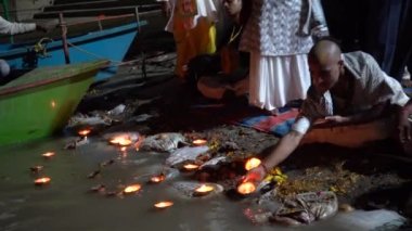 VRINDAVAN, INDIA 01 Eylül 2022: Hindu halkı Vrindavan 'da Yamuna Aarti ayinini gerçekleştirir. Ateş puja, Yamuna nehrinin kıyısındaki Ghat 'ta yapılan bir Hindu ayinidir.