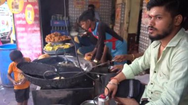 VRINDAVAN, INDIA 01 Eylül 2022: Vrindavan pazarının sokaklarında yerel pazar, tedarikçiler ve dindarlar.