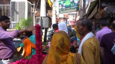 VRINDAVAN, INDIA 01 Eylül 2022: Vrindavan pazarının sokaklarında yerel pazar, tedarikçiler ve dindarlar.