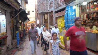 VRINDAVAN, INDIA 01 Eylül 2022: Vrindavan pazarının sokaklarında yerel pazar, tedarikçiler ve dindarlar.