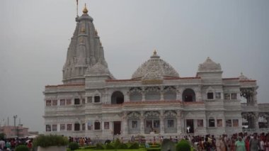 VRINDAVAN, INDIA 01 Eylül 2022: Vrindavan pazarının sokaklarında yerel pazar, tedarikçiler ve dindarlar.