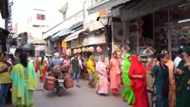 VRINDAVAN, INDIA 01 Eylül 2022: Vrindavan pazarının sokaklarında yerel pazar, tedarikçiler ve dindarlar.