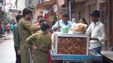 VRINDAVAN, INDIA 01 Eylül 2022: Vrindavan pazarının sokaklarında yerel pazar, tedarikçiler ve dindarlar.