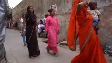 VRINDAVAN, INDIA 01 Eylül 2022: Vrindavan pazarının sokaklarında yerel pazar, tedarikçiler ve dindarlar.