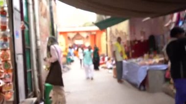 VRINDAVAN, INDIA 01 Eylül 2022: Vrindavan pazarının sokaklarında yerel pazar, tedarikçiler ve dindarlar.