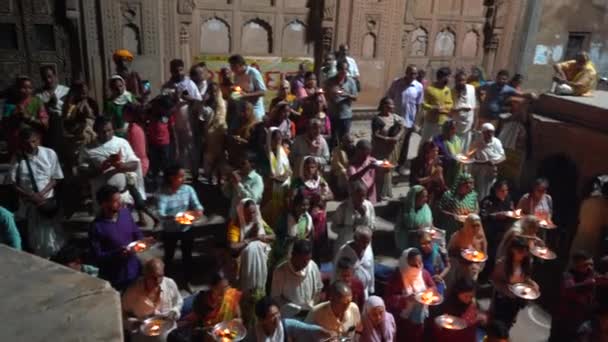 インドのVrindavan 2022年9月01日 ヒンドゥー教の人々はヴリンダヴァンでヤムナ アートの儀式を行います ファイヤーピジャはヤムナ川の岸でガットで行われているヒンドゥーの儀式です — ストック動画