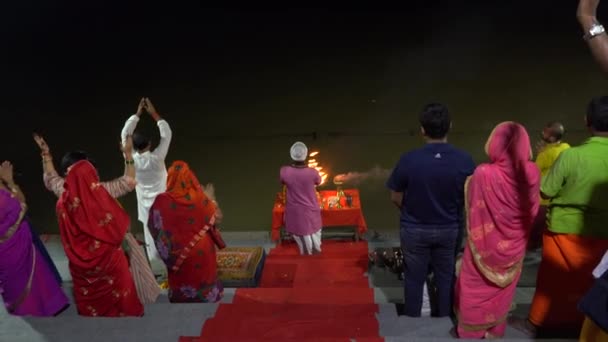 Vrindavan Ινδια Σεπτεμβρίου 2022 Ινδουιστικός Λαός Εκτελεί Τελετουργικό Yamuna Aarti — Αρχείο Βίντεο
