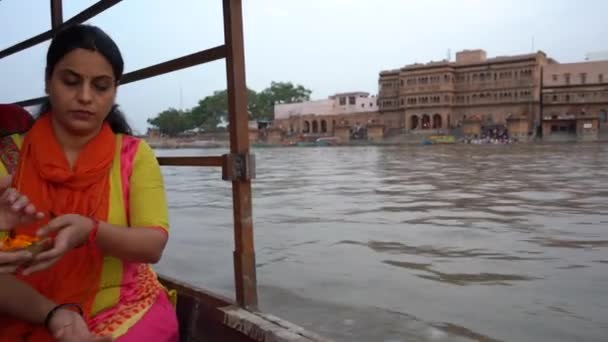 Vrindavan India Września 2022 Widok Rzekę Yamuna Łodzi Dzień Vrindavan — Wideo stockowe