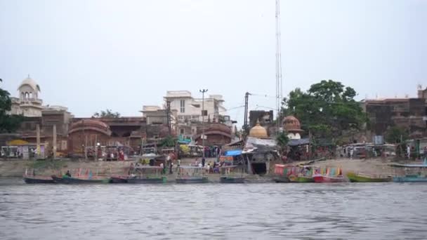Вриндаван Индия Сентября 2022 Года Вид Реку Ямуна Лодки Днем — стоковое видео
