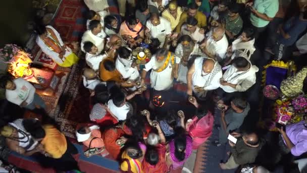 インドのVrindavan 2022年9月01日 ヒンドゥー教の人々はヴリンダヴァンでヤムナ アートの儀式を行います ファイヤーピジャはヤムナ川の岸でガットで行われているヒンドゥーの儀式です — ストック動画