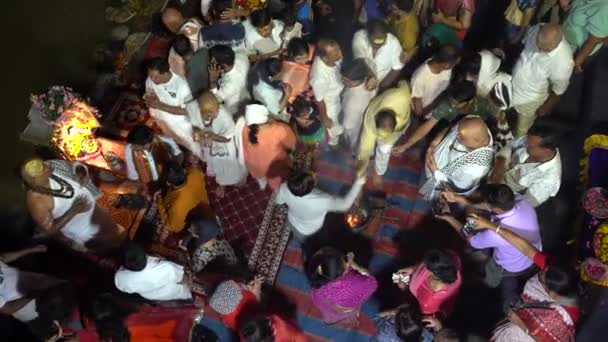 Vrindavan 2022년 힌두교 사람들은 Vrindavan에서 Yamuna Aarti 의식을 수행합니다 푸자는 — 비디오