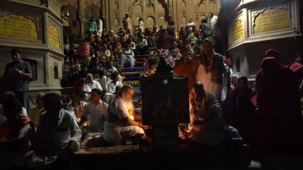 Vrindavan 2022년 힌두교 사람들은 Vrindavan에서 Yamuna Aarti 의식을 수행합니다 푸자는 — 비디오