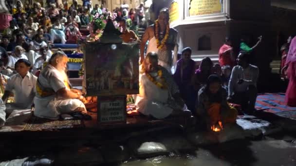 Vrindavan Indien September 2022 Hindu Folk Utför Yamuna Aarti Ritual — Stockvideo
