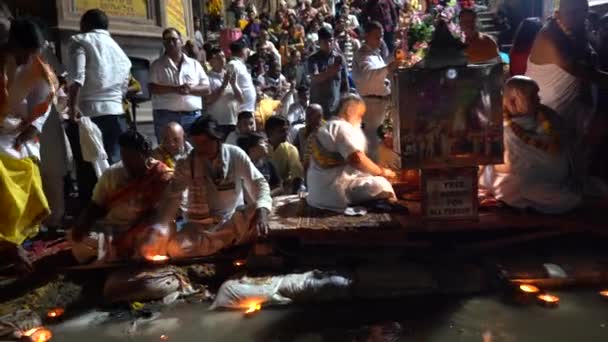 Vrindavan Índia Setembro 2022 Povo Hindu Realiza Ritual Yamuna Aarti — Vídeo de Stock