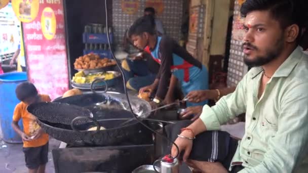 ヴィンダバン インド2022年9月01日 ヴリンダバンでのヴリンダバン市場の日常生活のローカルマーケット ベンダー デボーイズ — ストック動画