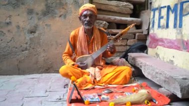 VRINDAVAN, INDIA 11 Mart 2017: Vrindavan caddesinde Kirtan ilahileri çalan Sadhu kutsal bir yer olarak kabul edilir..