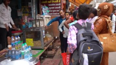 VRINDAVAN, INDIA 01 Eylül 2022: Vrindavan pazarının sokaklarında yerel pazar, tedarikçiler ve dindarlar.