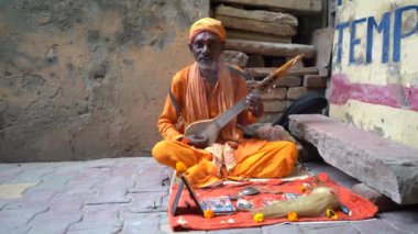VRINDAVAN, INDIA 11 Mart 2017: Vrindavan caddesinde Kirtan ilahileri çalan Sadhu kutsal bir yer olarak kabul edilir..