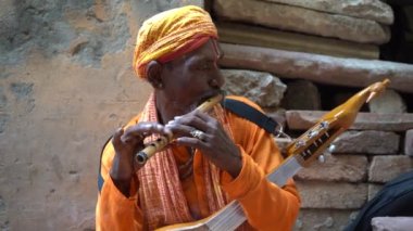 VRINDAVAN, INDIA 11 Mart 2017: Vrindavan caddesinde Kirtan ilahileri çalan Sadhu kutsal bir yer olarak kabul edilir..