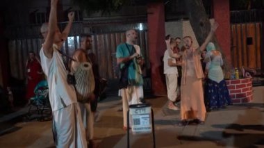 VRINDAVAN, INDIA 01 Eylül 2022: Vrindavan, Vrindavan 'daki Krishna Balarama tapınağında Kirtan ilahileri çalan dindar kutsal bir yer olarak kabul edilir..