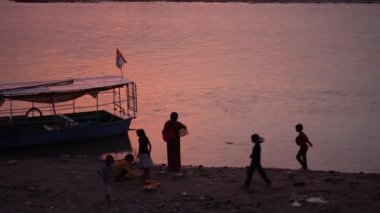 VRINDAVAN, INDIA Eylül 01, 2022: Vrindavan, Krishna Tapınağı Vrindavan 'daki Yamuna Nehri kıyısındaki Kesi Ghat' ten Yamuna Nehri manzarası, Yamuna Nehri 'nde tekne gezisi