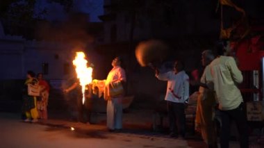 VRINDAVAN, INDIA 01 Eylül 2022: Hindu halkı Vrindavan 'da Yamuna Aarti ayinini gerçekleştirir. Ateş puja, Yamuna nehrinin kıyısındaki Ghat 'ta yapılan bir Hindu ayinidir.