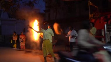 VRINDAVAN, INDIA 01 Eylül 2022: Vrindavan pazarının sokaklarında yerel pazar, tedarikçiler ve dindarlar.