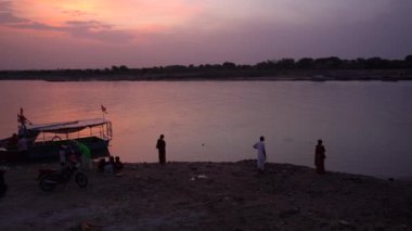 VRINDAVAN, INDIA Eylül 01, 2022: Vrindavan, Krishna Tapınağı Vrindavan 'daki Yamuna Nehri kıyısındaki Kesi Ghat' ten Yamuna Nehri manzarası, Yamuna Nehri 'nde tekne gezisi