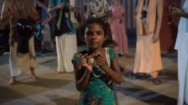 VRINDAVAN, INDIA 01 Eylül 2022: Vrindavan, Vrindavan 'daki Krishna Balarama tapınağında Kirtan ilahileri çalan dindar kutsal bir yer olarak kabul edilir..