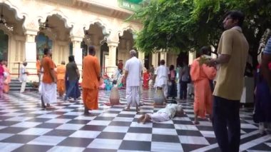 VRINDAVAN, INDIA 01 Eylül 2022: Vrindavan, Vrindavan 'daki Krishna Balarama tapınağında Kirtan ilahileri çalan dindar kutsal bir yer olarak kabul edilir..