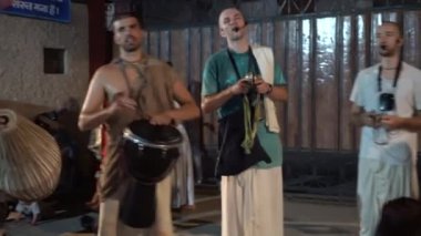 VRINDAVAN, INDIA 01 Eylül 2022: Vrindavan, Vrindavan 'daki Krishna Balarama tapınağında Kirtan ilahileri çalan dindar kutsal bir yer olarak kabul edilir..