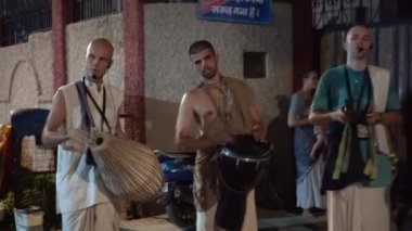 VRINDAVAN, INDIA 01 Eylül 2022: Vrindavan, Vrindavan 'daki Krishna Balarama tapınağında Kirtan ilahileri çalan dindar kutsal bir yer olarak kabul edilir..