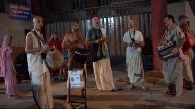 VRINDAVAN, INDIA 01 Eylül 2022: Vrindavan, Vrindavan 'daki Krishna Balarama tapınağında Kirtan ilahileri çalan dindar kutsal bir yer olarak kabul edilir..