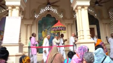 VRINDAVAN, INDIA 01 Eylül 2022: Vrindavan, Vrindavan 'daki Krishna Balarama tapınağında Kirtan ilahileri çalan dindar kutsal bir yer olarak kabul edilir..