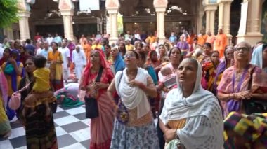VRINDAVAN, INDIA 01 Eylül 2022: Vrindavan, Vrindavan 'daki Krishna Balarama tapınağında Kirtan ilahileri çalan dindar kutsal bir yer olarak kabul edilir..