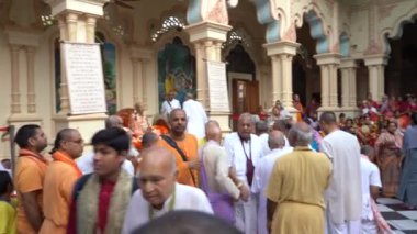 VRINDAVAN, INDIA 01 Eylül 2022: Vrindavan, Vrindavan 'daki Krishna Balarama tapınağında Kirtan ilahileri çalan dindar kutsal bir yer olarak kabul edilir..