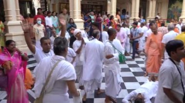 VRINDAVAN, INDIA 01 Eylül 2022: Vrindavan, Vrindavan 'daki Krishna Balarama tapınağında Kirtan ilahileri çalan dindar kutsal bir yer olarak kabul edilir..