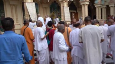 VRINDAVAN, INDIA 01 Eylül 2022: Vrindavan, Vrindavan 'daki Krishna Balarama tapınağında Kirtan ilahileri çalan dindar kutsal bir yer olarak kabul edilir..