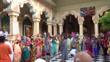 VRINDAVAN, INDIA 01 Eylül 2022: Vrindavan, Vrindavan 'daki Krishna Balarama tapınağında Kirtan ilahileri çalan dindar kutsal bir yer olarak kabul edilir..