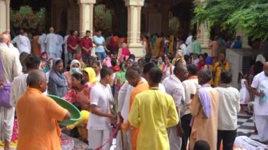 VRINDAVAN, INDIA 01 Eylül 2022: Vrindavan, Vrindavan 'daki Krishna Balarama tapınağında Kirtan ilahileri çalan dindar kutsal bir yer olarak kabul edilir..