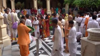 VRINDAVAN, INDIA 01 Eylül 2022: Vrindavan, Vrindavan 'daki Krishna Balarama tapınağında Kirtan ilahileri çalan dindar kutsal bir yer olarak kabul edilir..