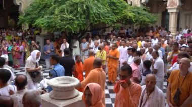 VRINDAVAN, INDIA 01 Eylül 2022: Vrindavan, Vrindavan 'daki Krishna Balarama tapınağında Kirtan ilahileri çalan dindar kutsal bir yer olarak kabul edilir..