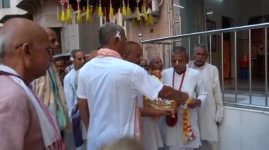 VRINDAVAN, INDIA 01 Eylül 2022: Vrindavan, Vrindavan 'daki Krishna Balarama tapınağında Kirtan ilahileri çalan dindar kutsal bir yer olarak kabul edilir..