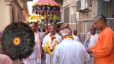 VRINDAVAN, INDIA 01 Eylül 2022: Vrindavan, Vrindavan 'daki Krishna Balarama tapınağında Kirtan ilahileri çalan dindar kutsal bir yer olarak kabul edilir..