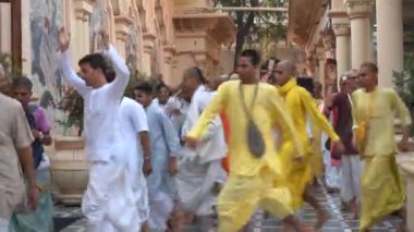 VRINDAVAN, INDIA 01 Eylül 2022: Vrindavan, Vrindavan 'daki Krishna Balarama tapınağında Kirtan ilahileri çalan dindar kutsal bir yer olarak kabul edilir..